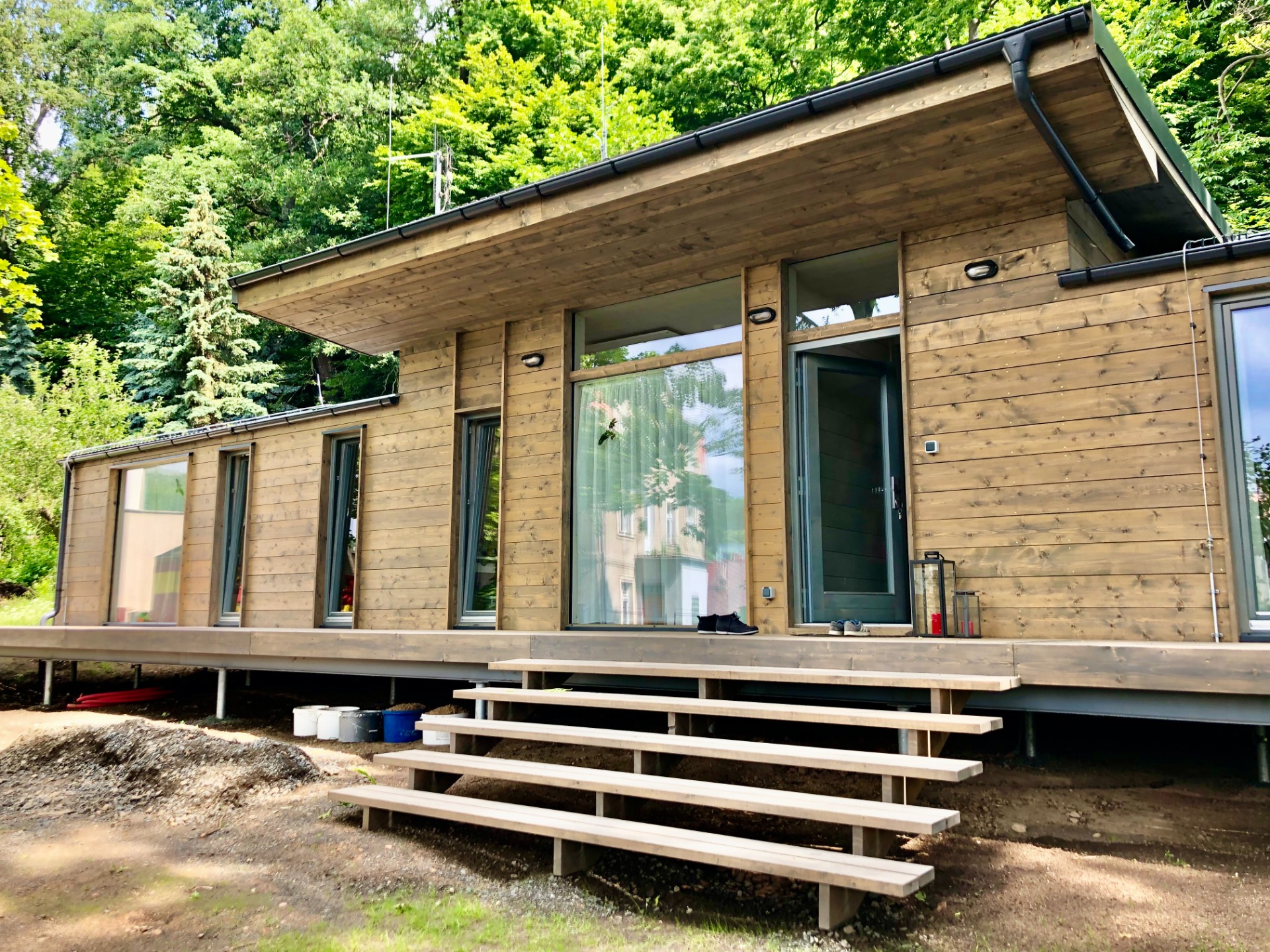 Modulární dřevostavba ošetřená PINNER kouřová šeď.